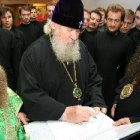 Патриарх Алексий II благословляет строительство храма царственным страстотерпцам