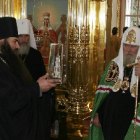 Владыка Георгий дарит Святейшему макет Саровской колокольни